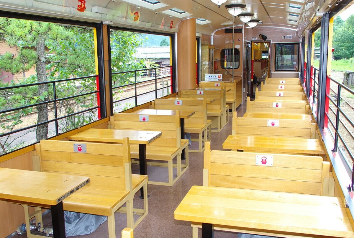 座席は４人掛けのテーブル席。予約ができないので早めに駅へ