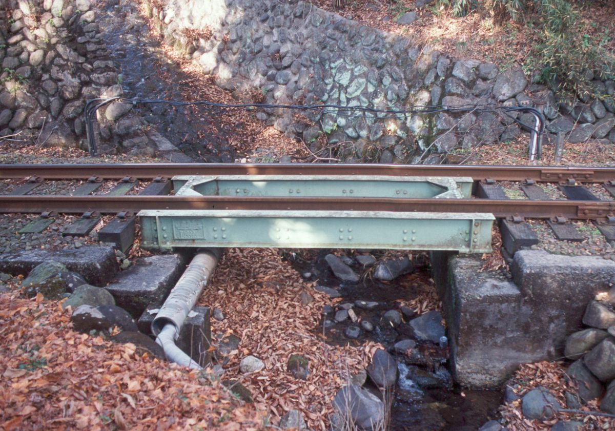 全長約3.4mの「唐沢橋梁」は昭和10年（1935）に建造された国指定の文化財