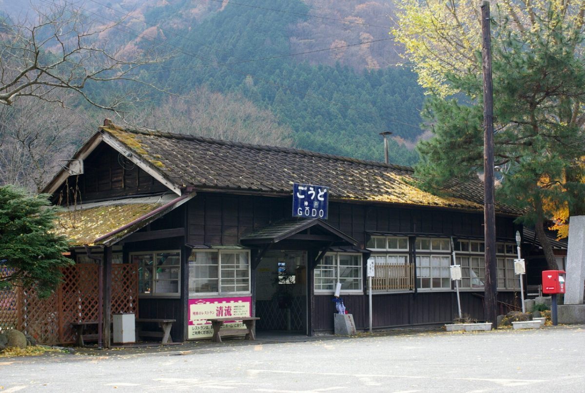 神戸（ごうど）駅併設の列車レストランに立ち寄る