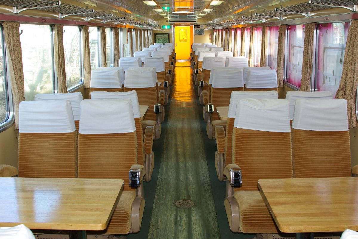 「列車のレストラン清流（れっしゃのれすとらんせいりゅう）」の店内