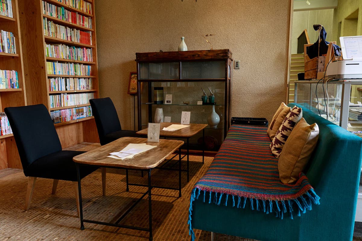 カラフルなソファが印象的なローテーブル席