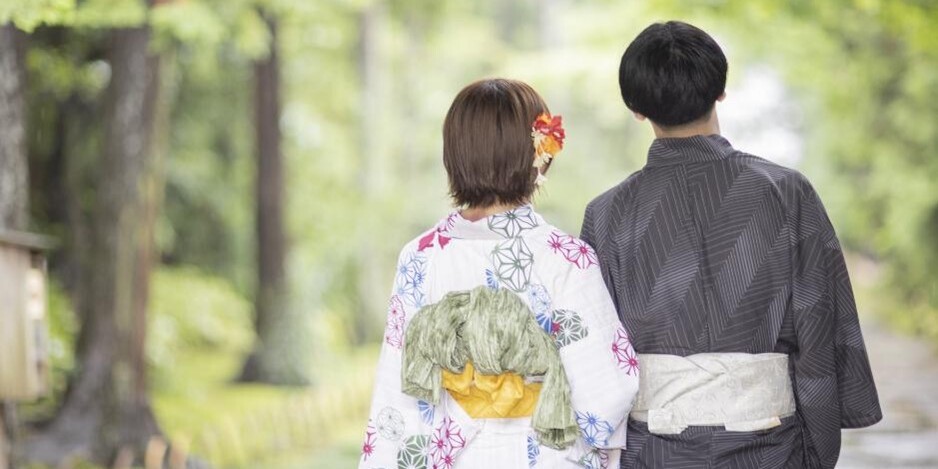 浴衣男女後ろ姿