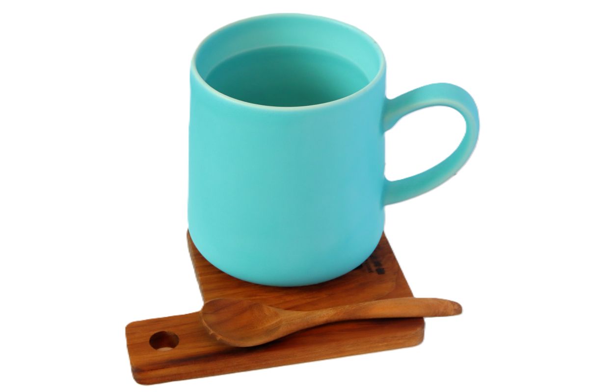 波佐見焼の光春窯が手がけた寸又峡ブルーコレクションのマグカップ3500円、その下のカッティングボードは550円。木のカトラリーは450円