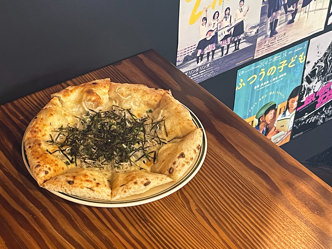 「釜上げしらすピザ」1300円（ハーフサイズは700円）