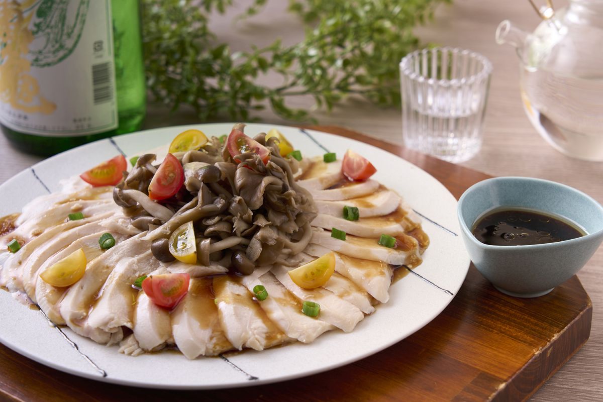 「米麴で漬けた大山鶏の酒蒸し伯耆キノコ添え」は米麹に大山鶏を一晩漬け込み旨味を引き出した一品