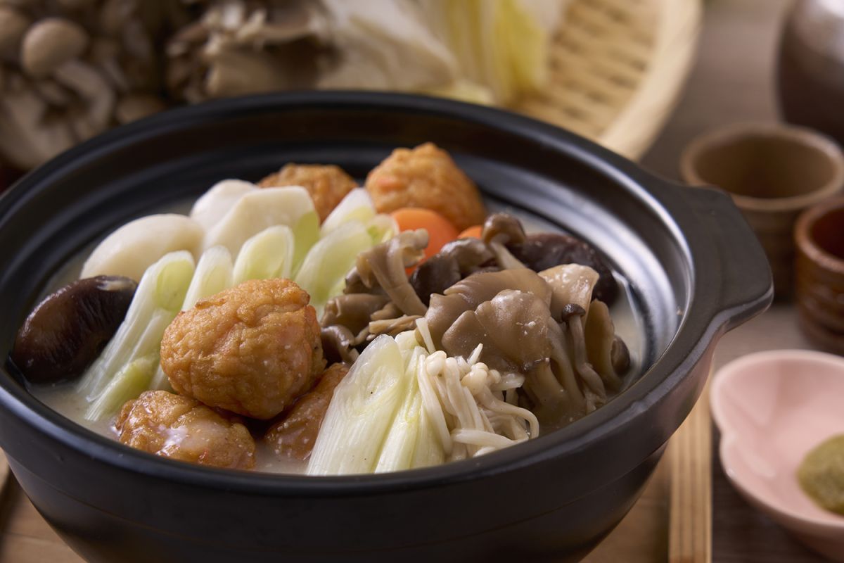 クリーミーでコクのあるスープに秋の味覚でほっこりする「伯耆キノコと薩摩野菜つみれのごま豆乳鍋」