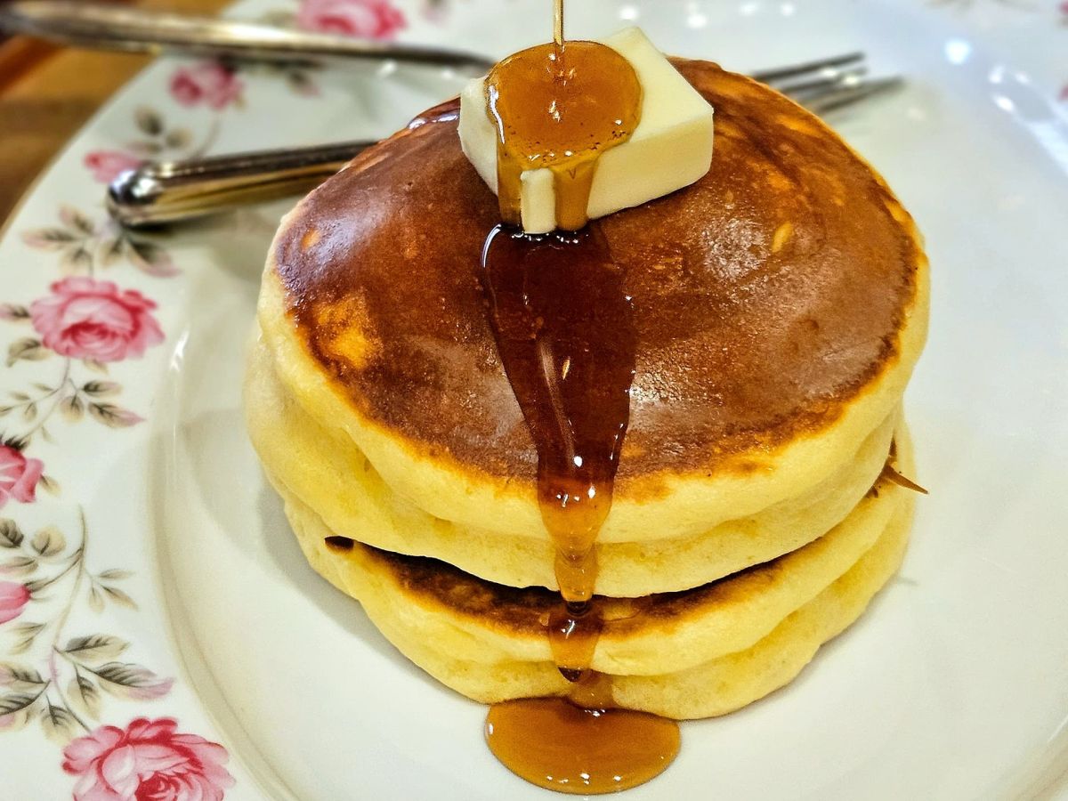 「自家製銅板焼きホットケーキ」900円。