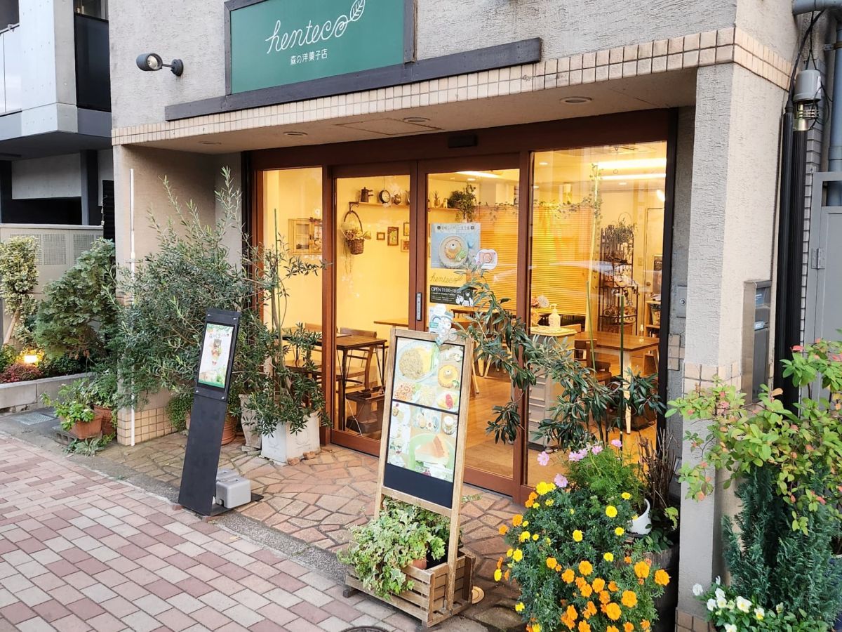かわいいメニューが人気のカフェ「henteco森の洋菓子店」