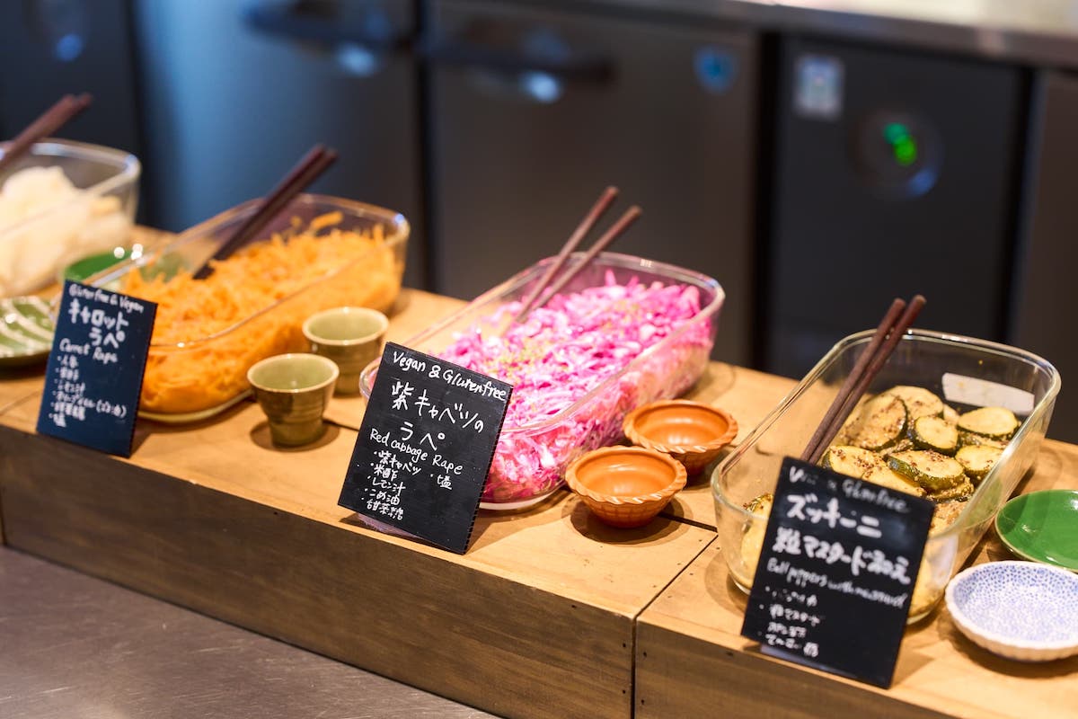 「Coret」カウンターに並ぶ副菜