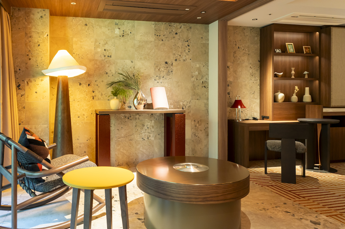 インナーバルコニーに配置されたエタノール暖炉（中央の円形のテーブル）