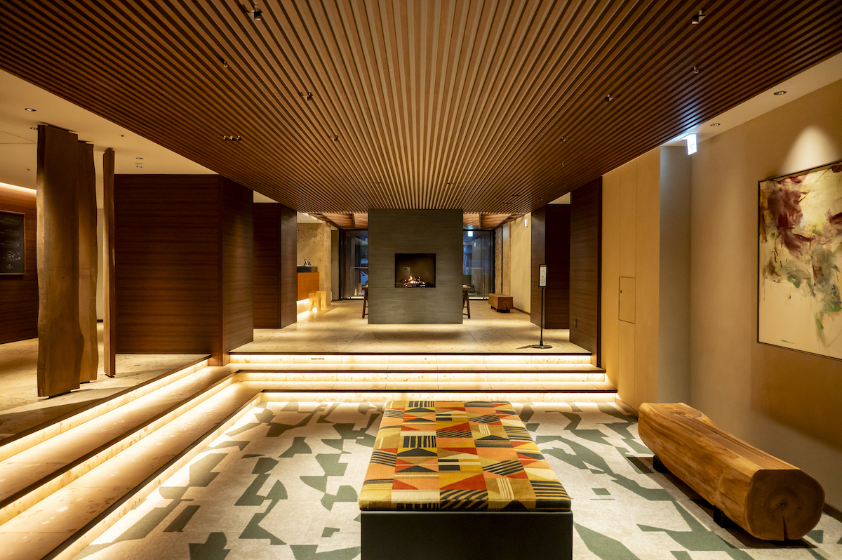 暖炉がともるパブリックスペース