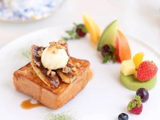 「ロンネフェルトティー+焼きバナナとブリオッシュのフレンチトースト特別プレート」