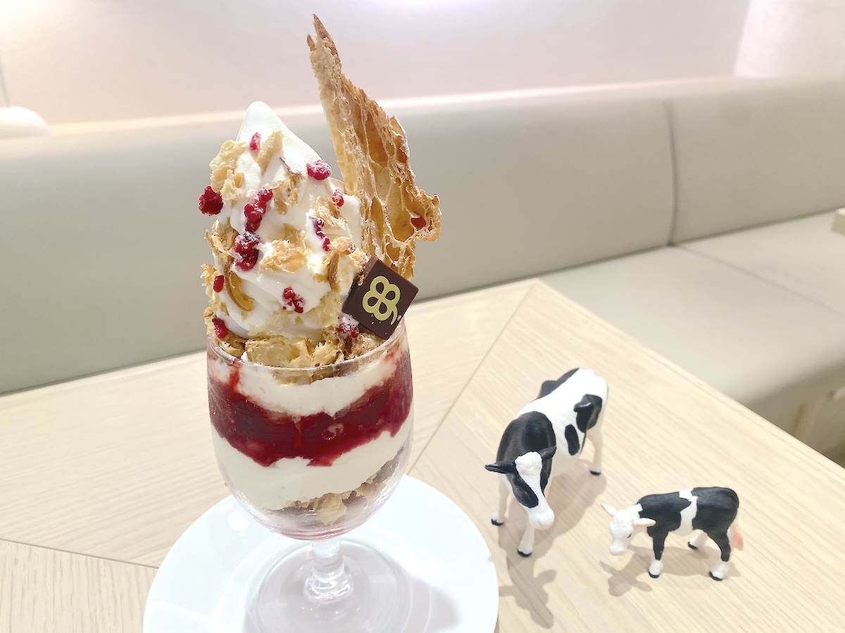 よつ葉ミルクプレイス「苺と木苺のミルフィーユパフェ」1600円2