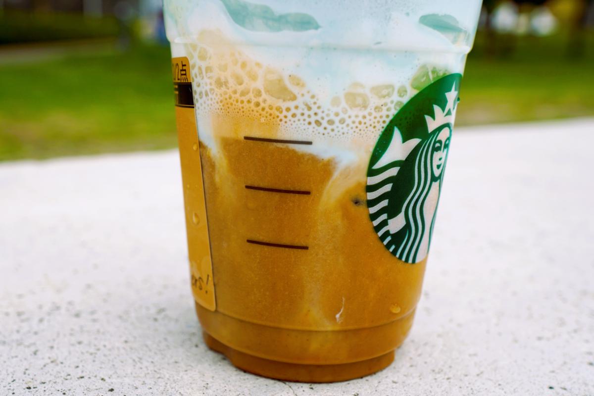 「ピケ モコ ブーケ & ティー ラテ」カスタマイズ：キャラメルソース追加（無料）＋アールグレイブーケパウダー多め（無料）＋ーモンドミルクに変更（＋55円）