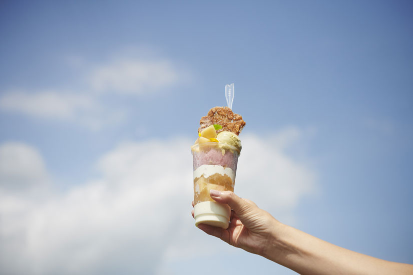 テイクアウトカップに入った「テラスパフェ もも」2500円。上にのっているのはザクザクのアマンドチュイル