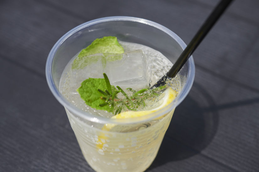 エルダーフラワースカッシュ700円（店内用パフェ注文時はパフェ価格に込み）