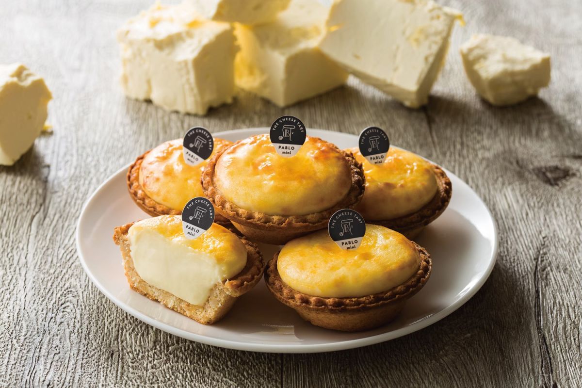 「焼きたてチーズタルト専門店PABLO（パブロ）心斎橋店」の「PABLOmini プレーン（1つ）」320円