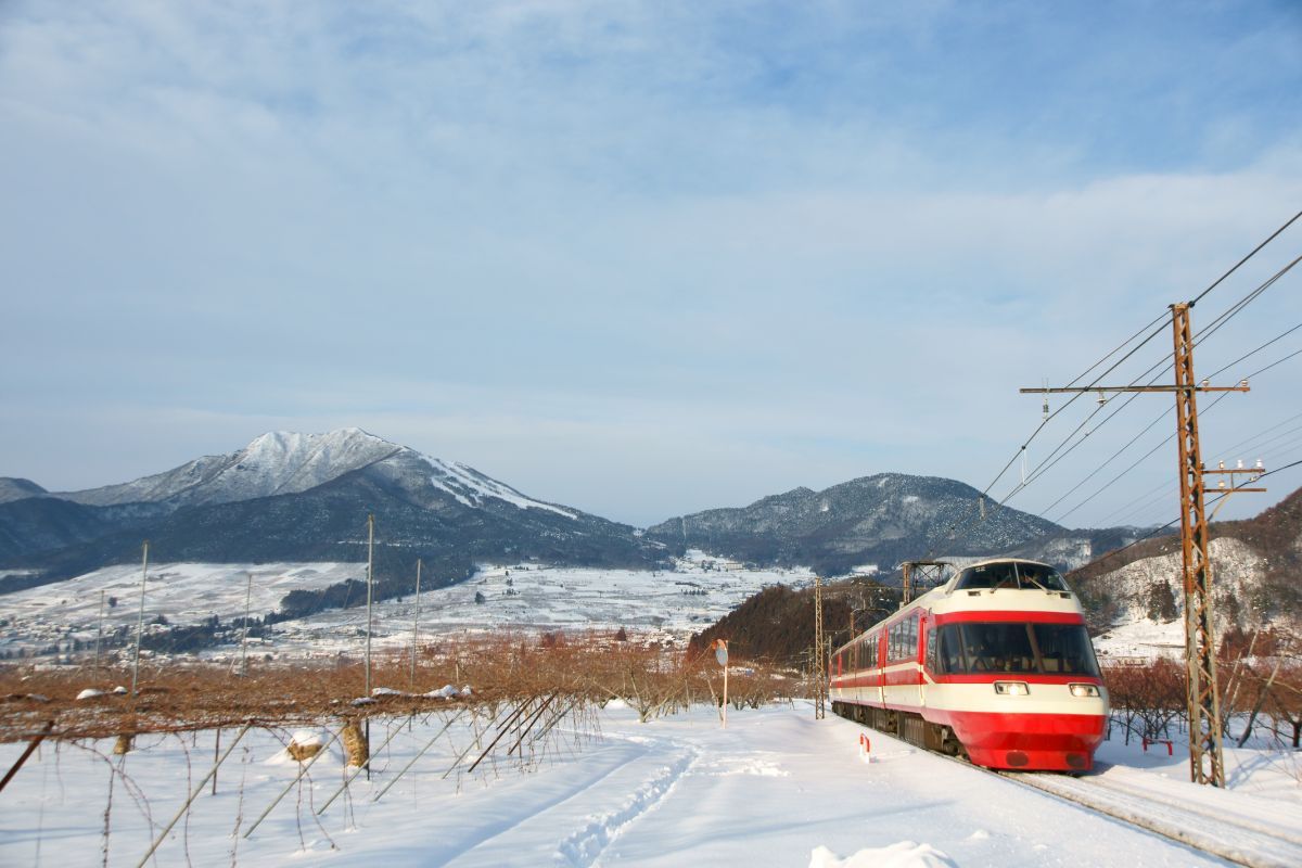 田園風景のかなたに妙高戸隠連山の山々が連なる