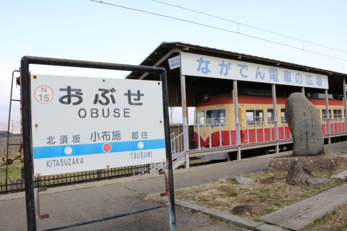 長野駅から小布施駅までは約30分。構内には長野電鉄の旧車両も展示されている