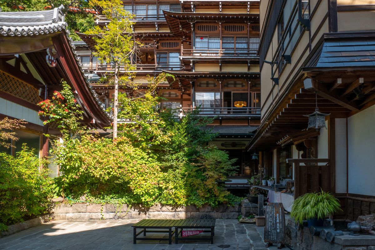 渋温泉郷で古きよき時代の温泉街を探索