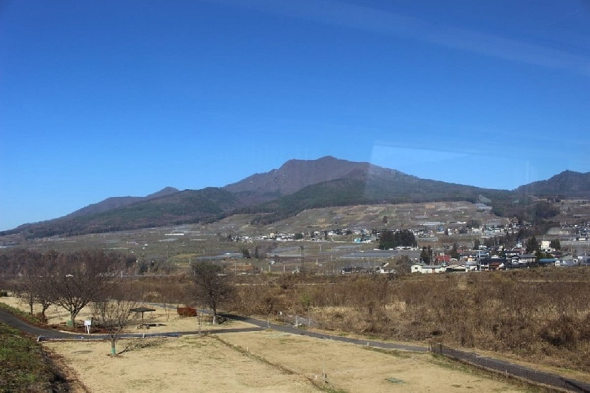 反対側の窓も写り込んでしまったけれども、車中から田園風景をパチリ！