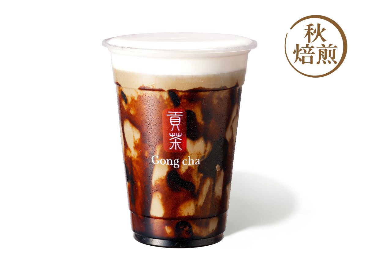 「秋焙煎ほうじ茶 黒糖ミルクティー（ICED/M）」 670 円