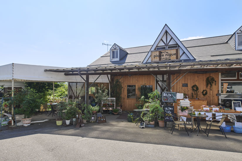 かつて直売所だった建物をリノベーションし、農園が見えるカフェに