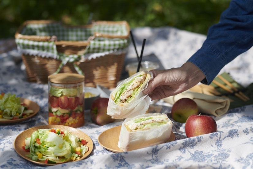 サンドイッチにも野菜たっぷり。このほか、カフェでテイクアウトしたメニューも持ち込める