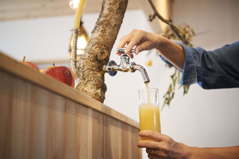 蛇口から出るりんごジュースS200円、M300円（写真のグラスはMサイズ）