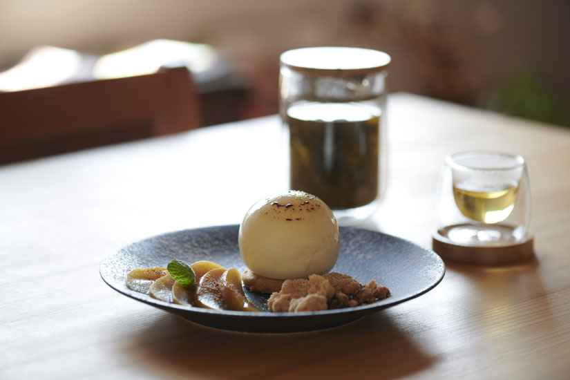 りんご農家のブリュレチーズケーキ850円。りんごのコンポートやくるみのクランブルと一緒に