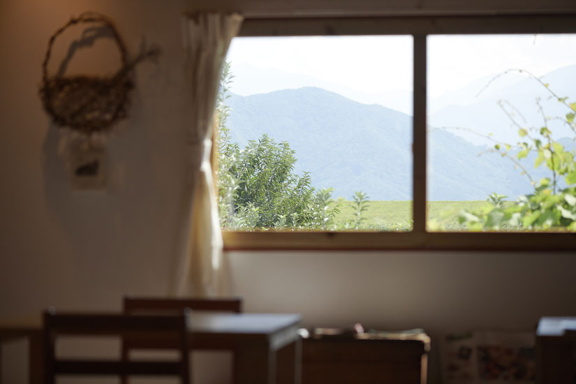 窓から農園の緑が見えて爽快