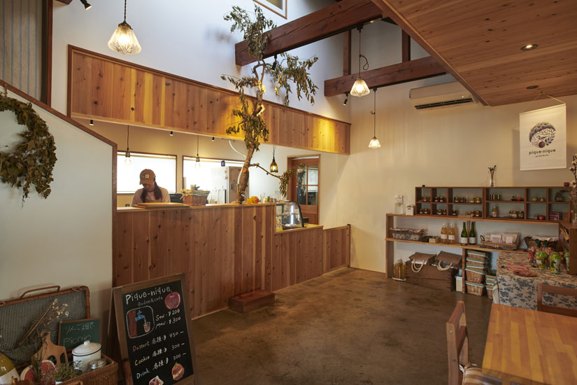 木をふんだんに使ったカフェ。オープンキッチンからはいい香りが漂う