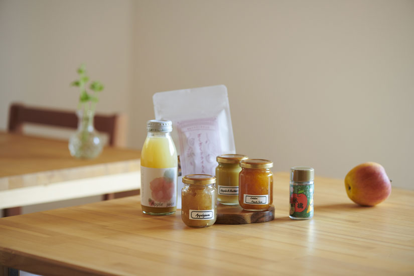 左から、りんごジュース300円、ざくざくドライりんご300円、ジャム各種300円〜、りんごにかけるシナモン七味900円