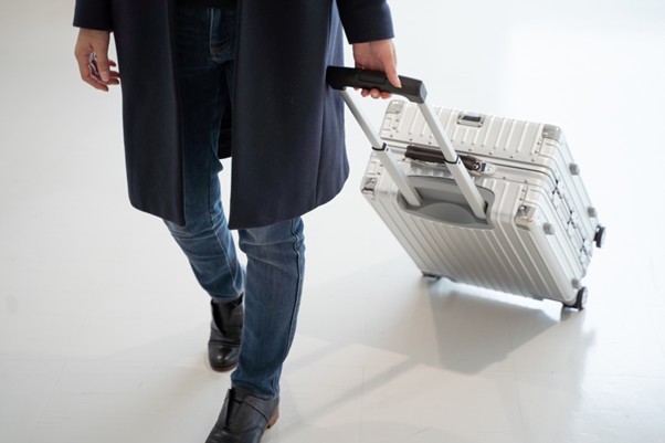 スーツケースを持つ男性