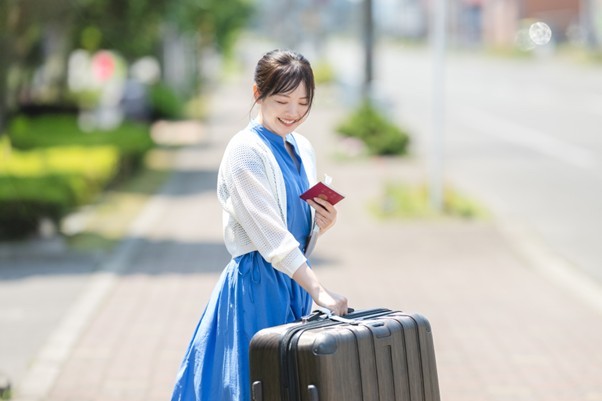 スーツケースを持つ女性