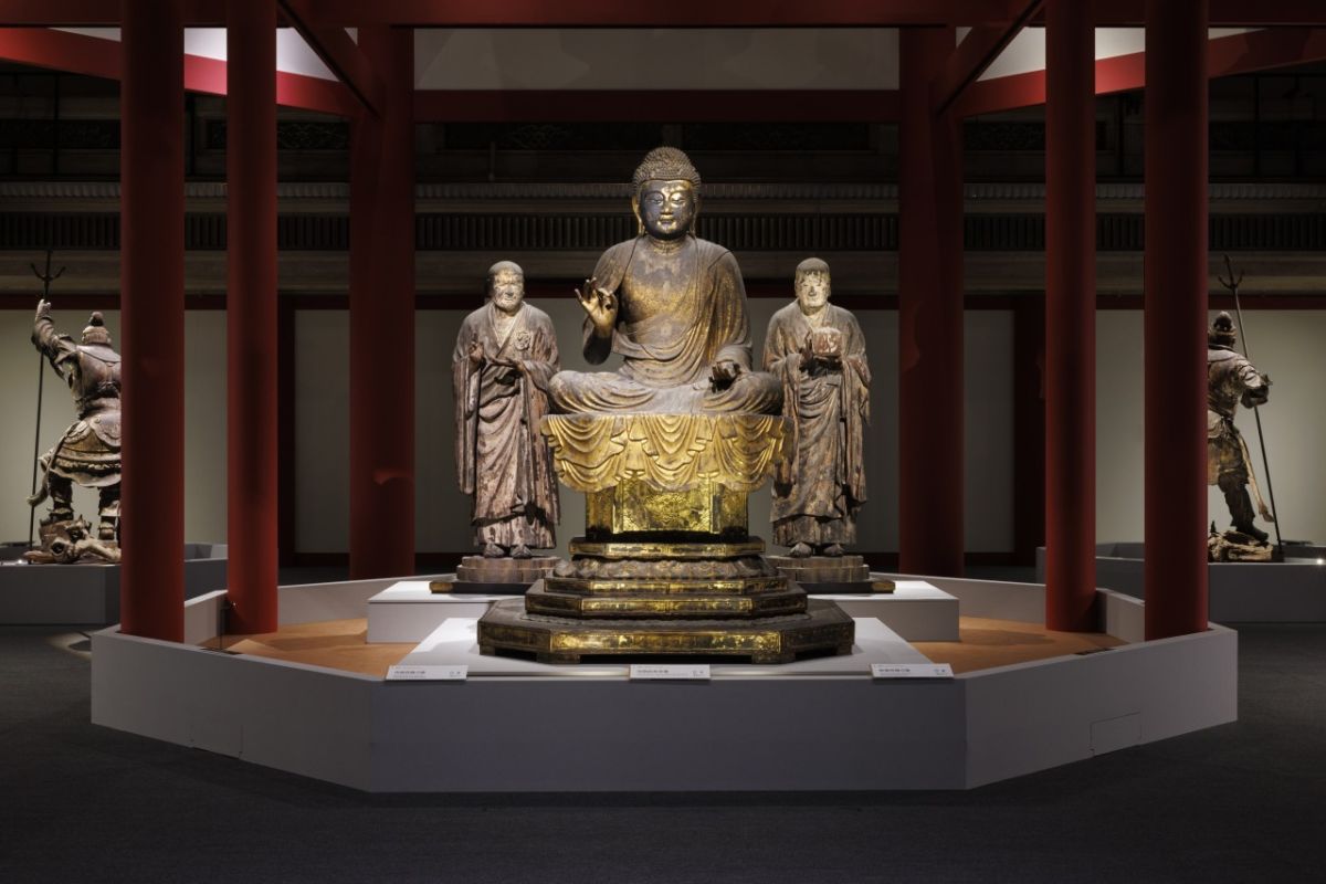 展示風景より　中央　国宝「弥勒如来坐像」、左　国宝「世親菩薩立像」、右　国宝「無著菩薩立像」いずれも運慶作　鎌倉時代・建暦2年（1212）頃　奈良・興福寺蔵 北円堂安置　