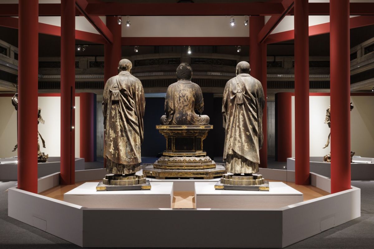  中央　国宝「弥勒如来坐像」、左　国宝「無著菩薩立像」、右　国宝「世親菩薩立像」いずれも運慶作　鎌倉時代・建暦2年（1212）頃　奈良・興福寺蔵　北円堂安置