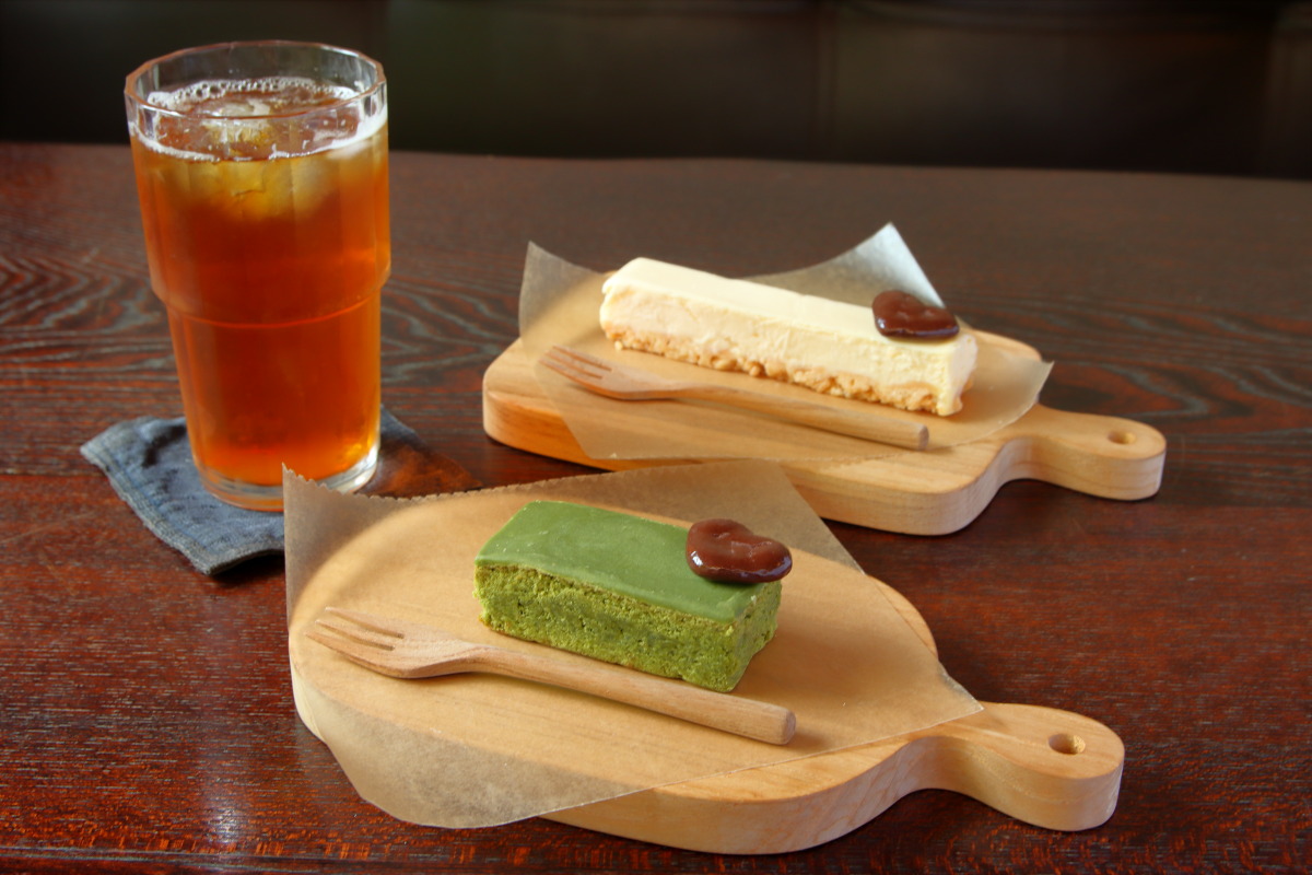 スティックチーズケーキ（手前：川根オーガニック抹茶、奥：プレーン）は各400円、川根の紅茶550円