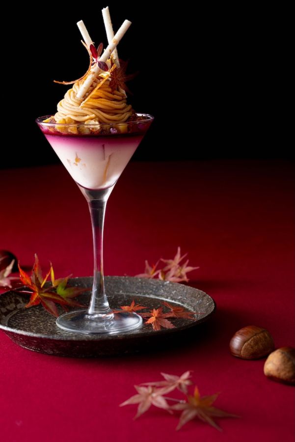 「栗パフェ モンブラン仕立て 洋梨とカシスをアクセントに」2640円（ハーブティ、コーヒーまたは紅茶付き）