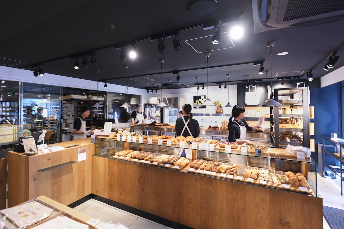 コの字型の棚にパンがずらり。スタッフとの距離が近く、気になるパンのことも気軽に聞ける