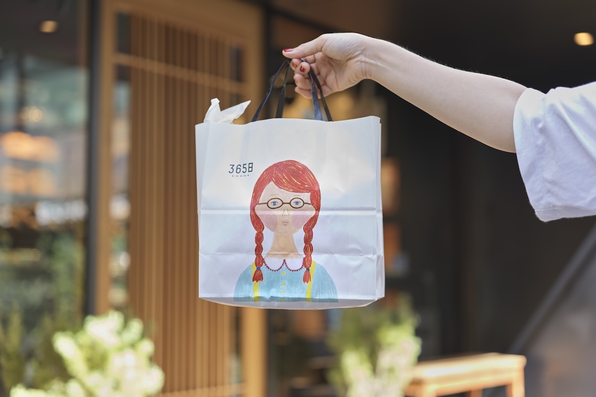 かわいいイラストが描かれた「365日」の「紙袋」77円(小)