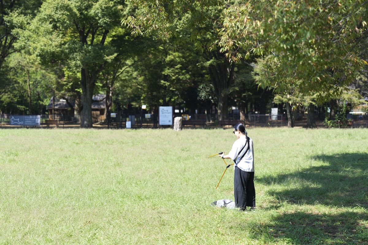 アウトドアチェアを組み立てる様子