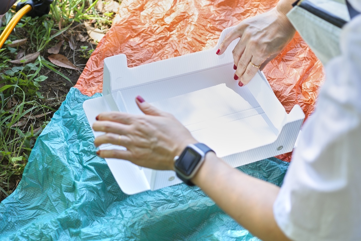 軽量素材のミニテーブルは、マジックテープで留めるだけの簡単仕様