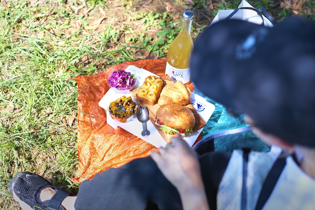 テーブルに「365日」のパンを並べ眺めている