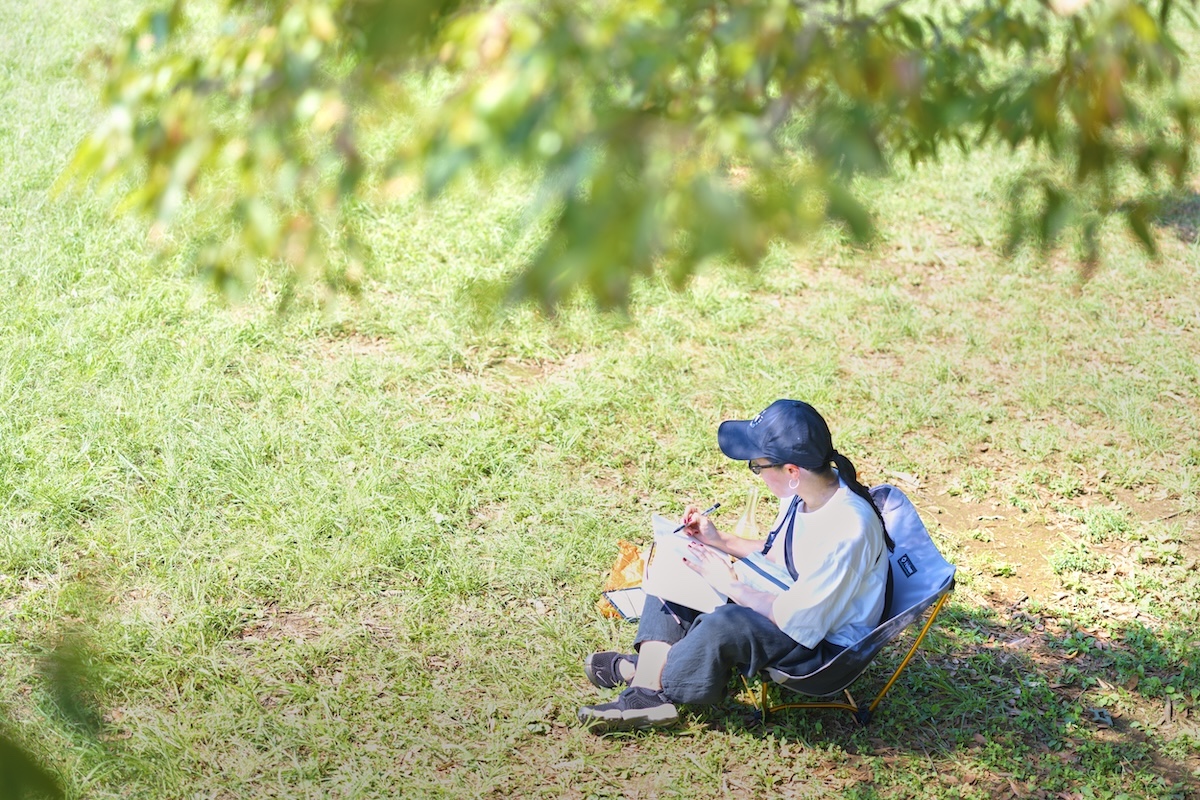 低めのチェアなら、ノートを広げて書き物をするのにも快適