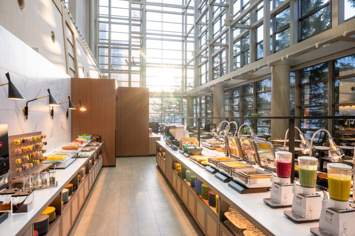 朝食ビュッフェを提供するレストラン