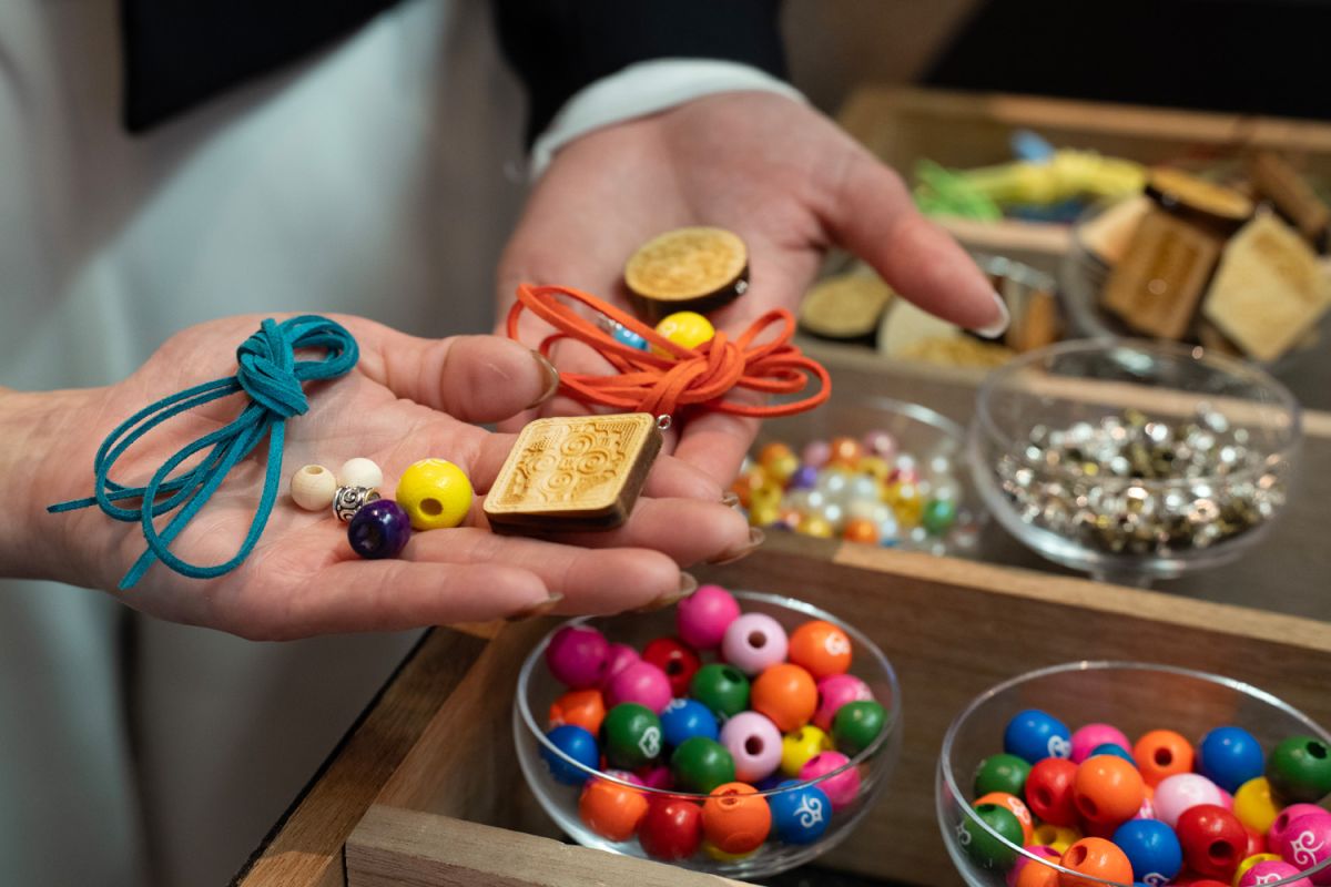 アイヌ文様入りペンダント組立体験。ぜひ旅の思い出に