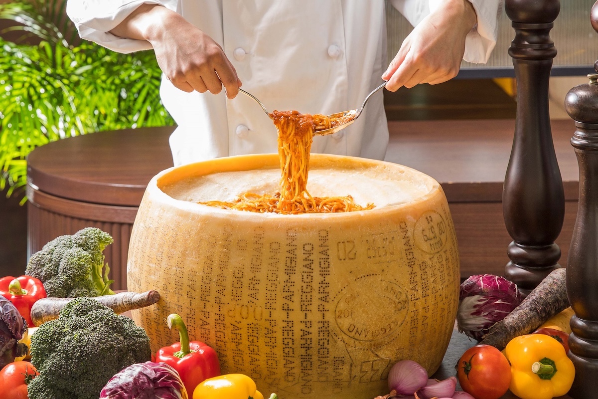 「パルミジャーノレッジャーノホールチーズで作るクリームパスタ」