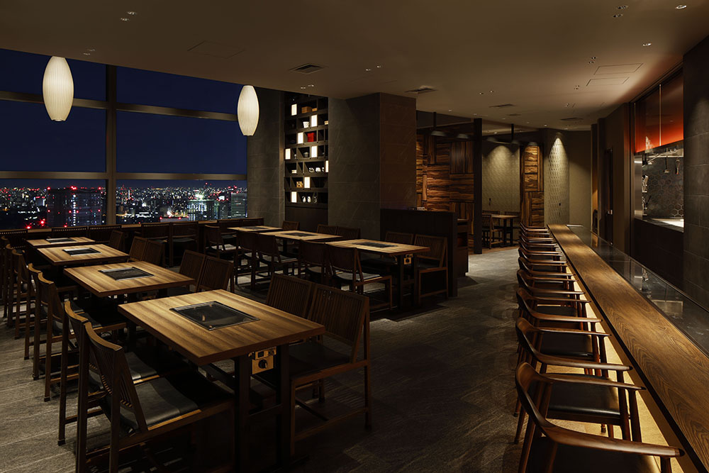 「鉄板和食とワイン 萬鉄」店内