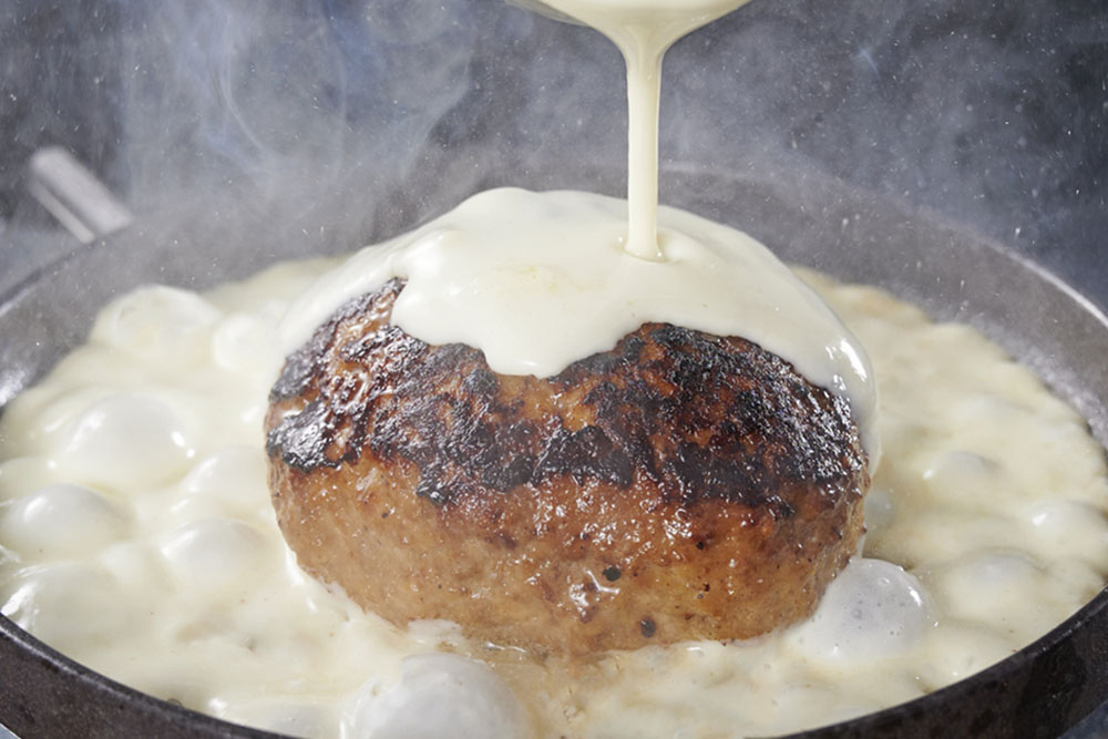 「フロマージュハンバーグ」ランチ 1800円 ※ランチメニューにはサラダ、しじみ汁、ご飯、牛すじカレーがつきます。